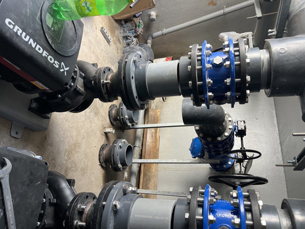 Valve header with gate valves and handwheels