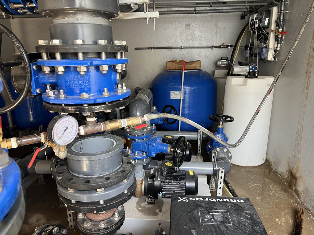 Plant room with filter vessel, dosing tank and pressure gauge