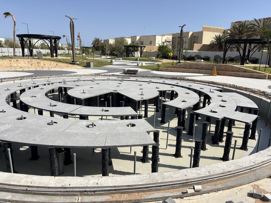 Nozzle array set into a fountain deck in a spiral